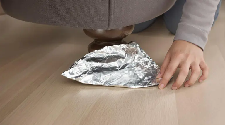 Knip wat aluminiumfolie af en schuif het onder de bankpoten — zo hoef je je nergens meer zorgen over te maken
